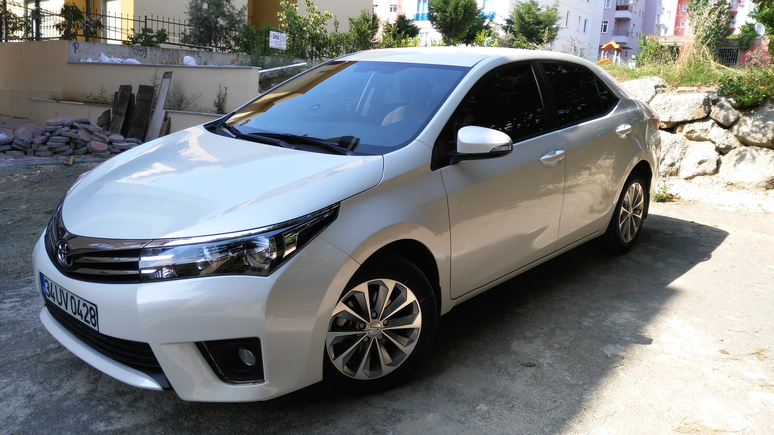 Дром тойота королла хабаровске. Toyota Corolla 2015. Белая Toyota Corolla 2015. Тойота Королла 16. Тойота Королла 21.