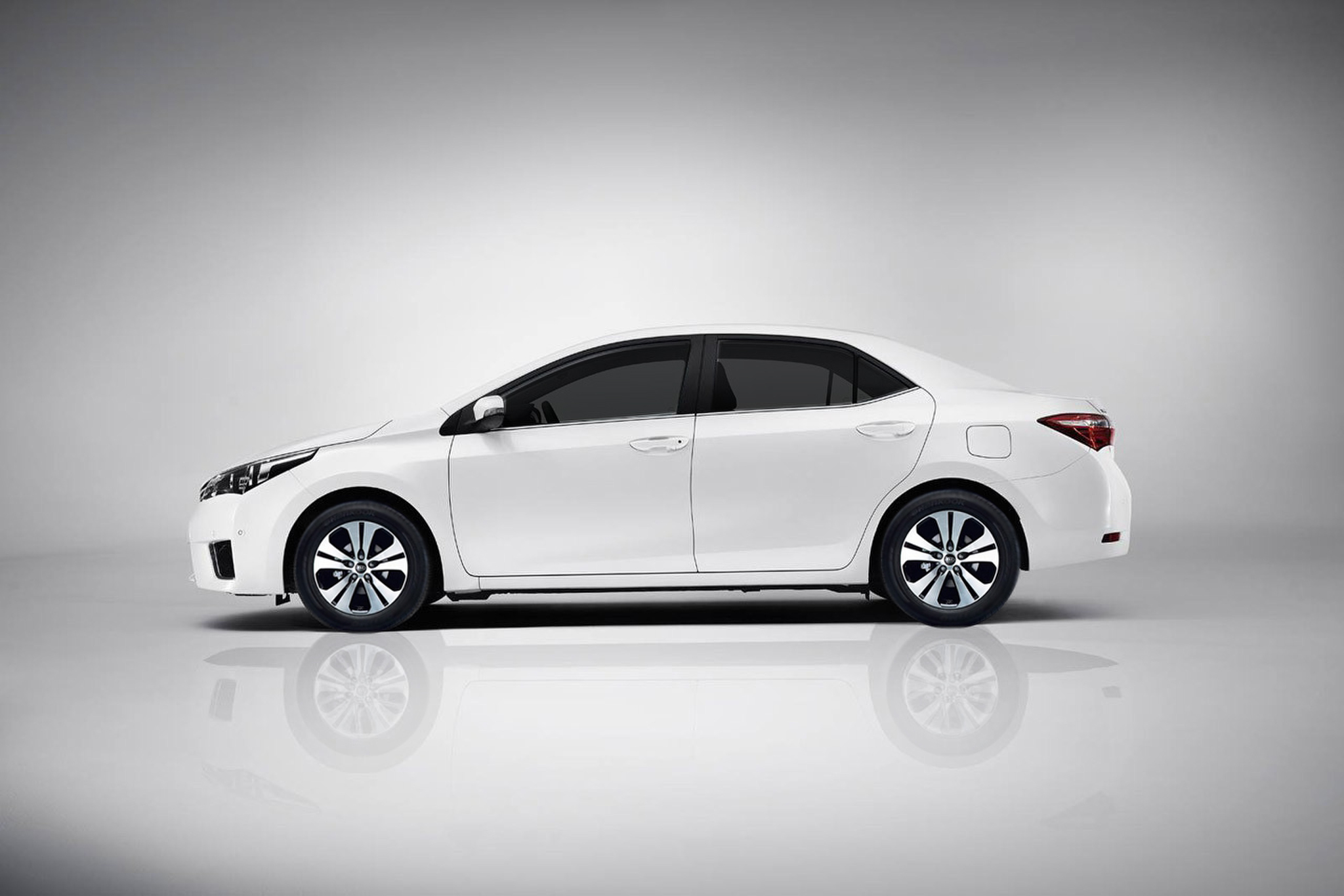 White side. Тойота Королла 2014. Тойота Королла седан белая. Toyota Corolla 2014 Жемчужина. Toyota Corolla сбоку.